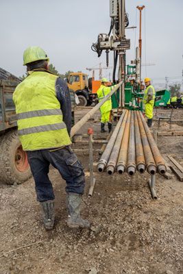 Un grupo de trabajadores de la construcción está trabajando en un sitio de construcción.