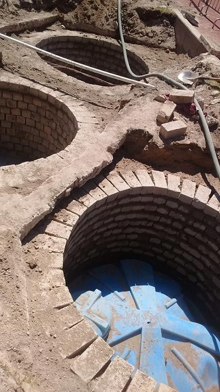 Se están construyendo un grupo de pozos de ladrillo en la tierra.