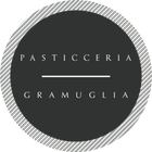 Logo della Pasticceria Gramuglia in bianco su un cerchio grigio scuro con bordo a righe.