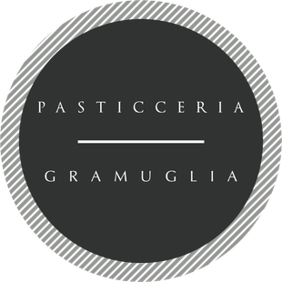 Logo della Pasticceria Gramuglia in bianco su un cerchio grigio scuro con bordo a righe.