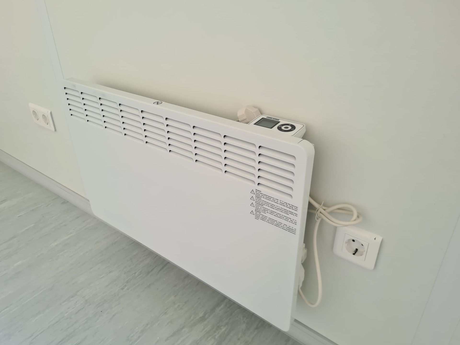 Elektronische kachel met tijdschakelaar en thermostaat.
