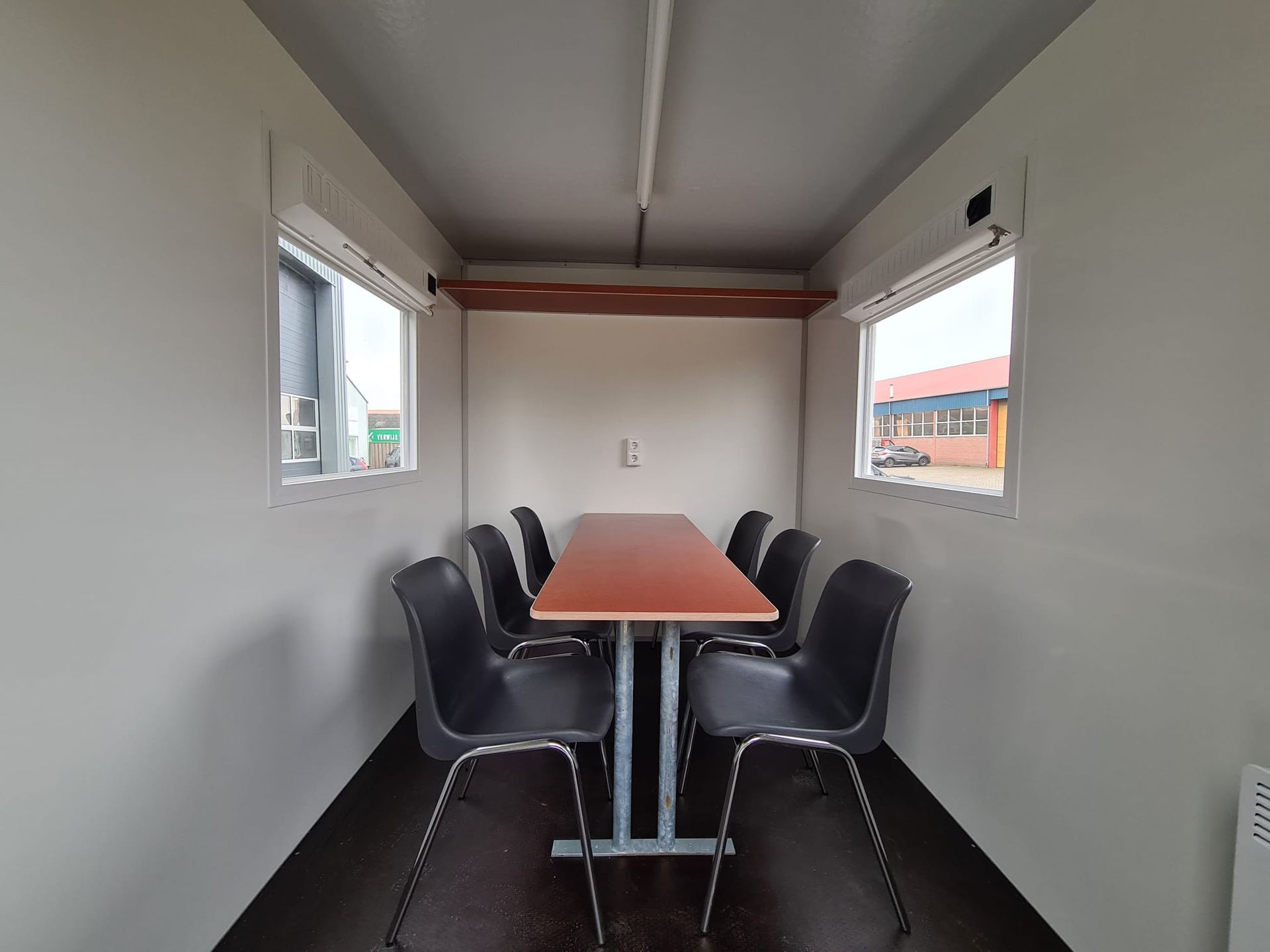 Schaftwagen met stoelen 