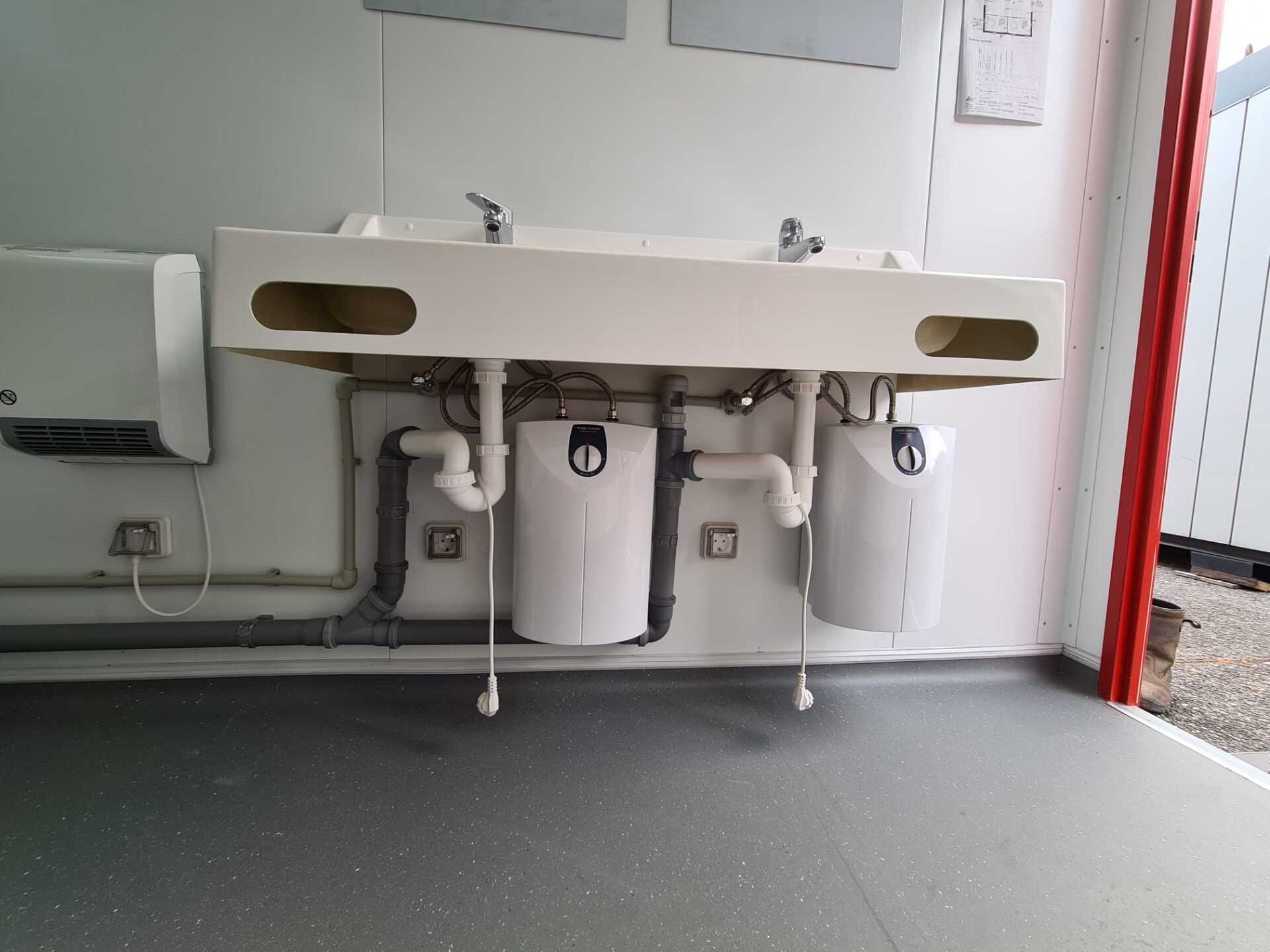 Toilet-unit met wasbakken en boiers