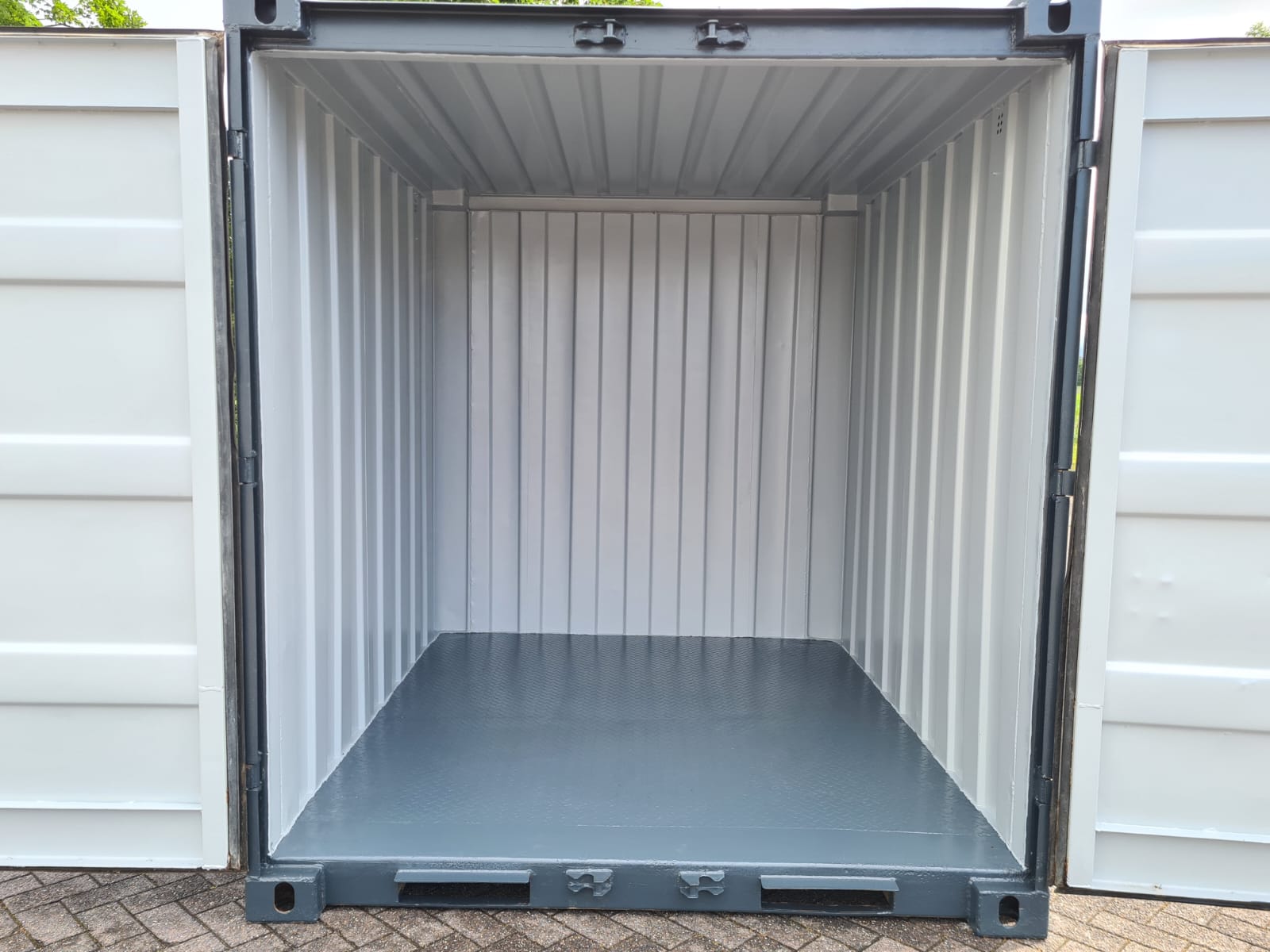 8ft container binnenkant