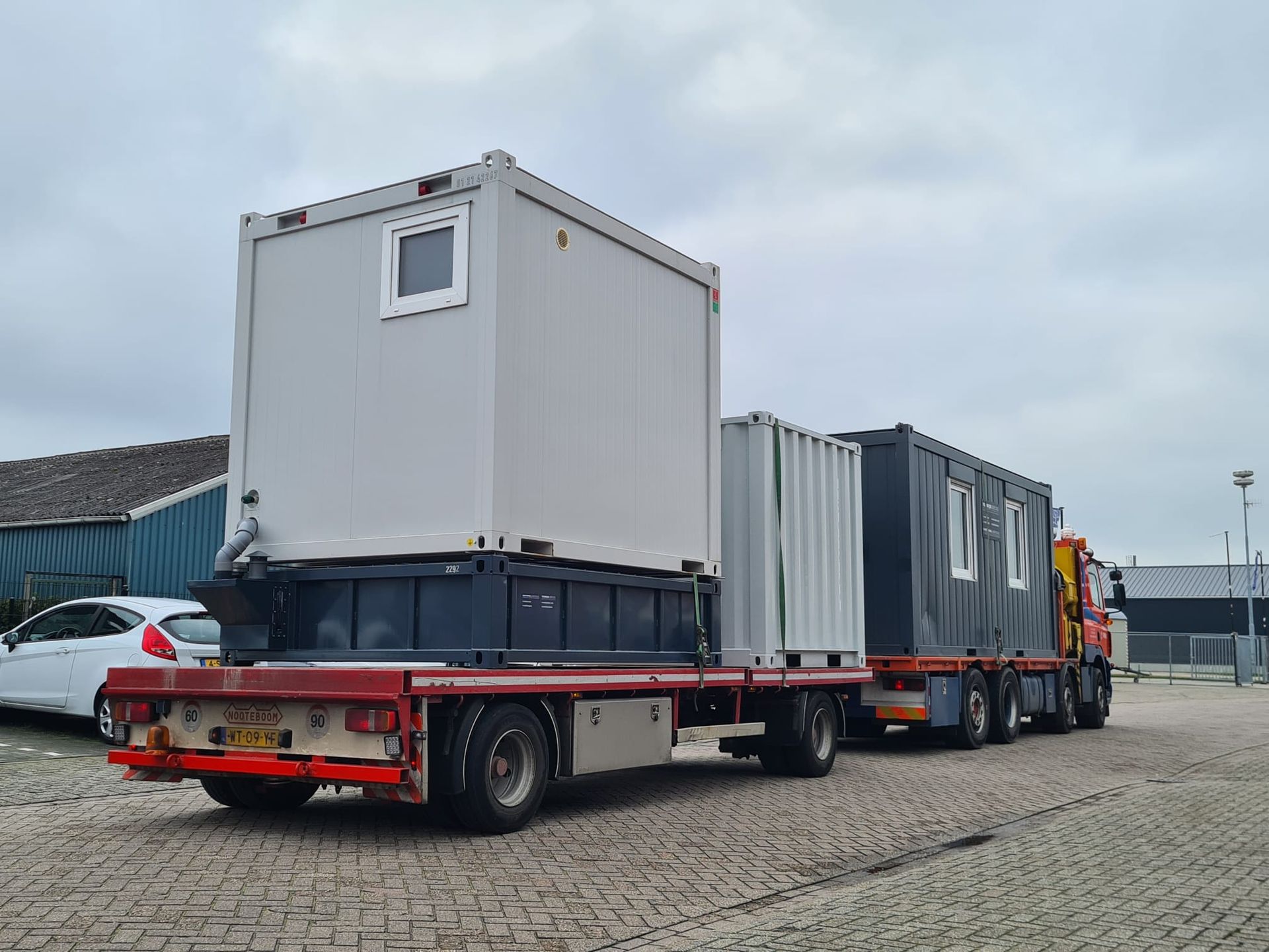 Vrachtwagen lading met sanitair