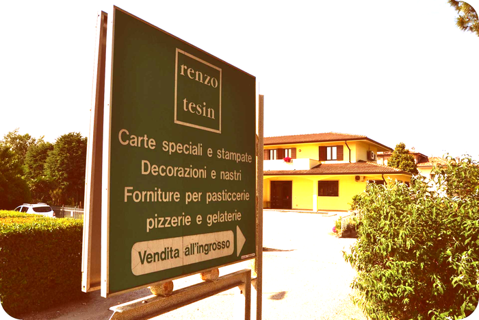Un'insegna verde con la scritta 