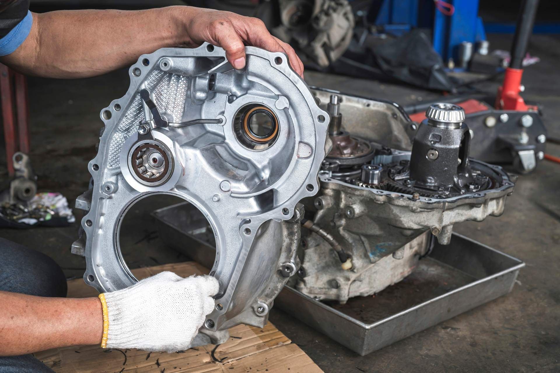 Mechanic rebuilding a transmission, transmission flush, transmission fluid near Sharonville, Ohio (OH)
