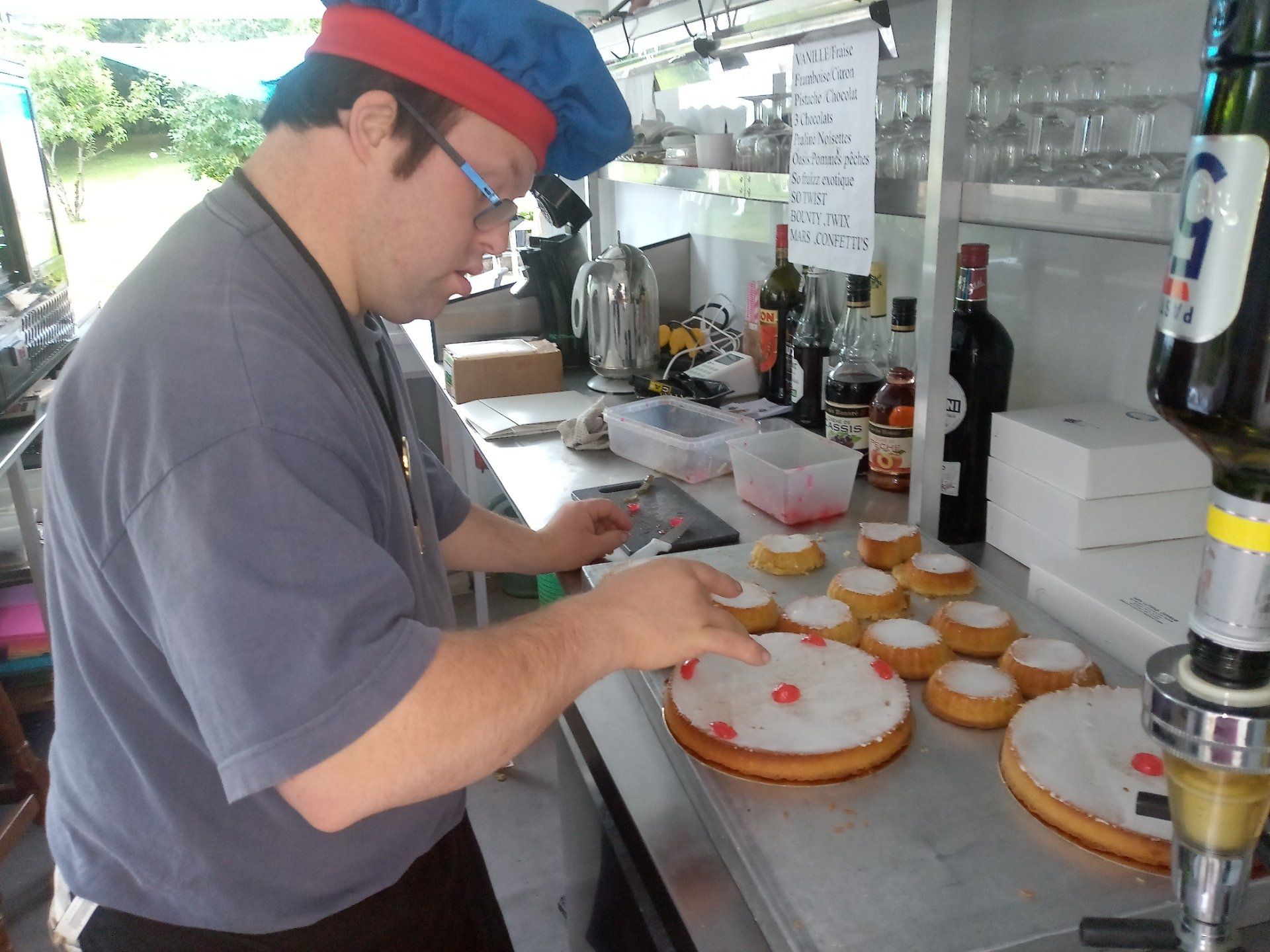 Brice décore les pithiviers avec soin. restaurant les lutins joyeux yevre le chatel pithiviers gateau crèpes galettes praslines