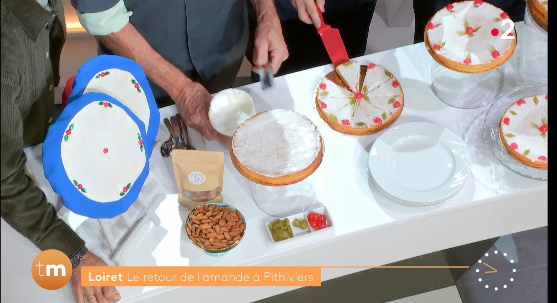 restaurant les lutins joyeux yevre le chatel pithiviers gâteau crêpes galettes cavalier cheval randonnée GR32 GR655Est pithi-colziel atelier gastronomie, l'authentique pithiviers, amandes colza miel france3 france2, météo à la carte, télématin 