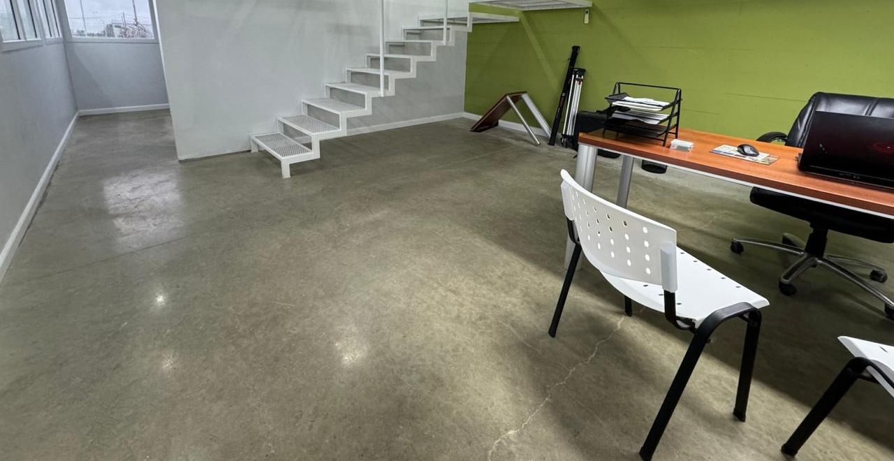 Piso de hormigón pulido y llaneado mecánicamente, solución técnica aplicada por FD Fabre Ingeniería.