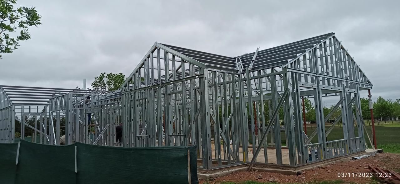 Vivienda construida con sistema Steel Frame por FD Fabre Ingeniería en Villa Elisa, obra sustentable y eficiente.