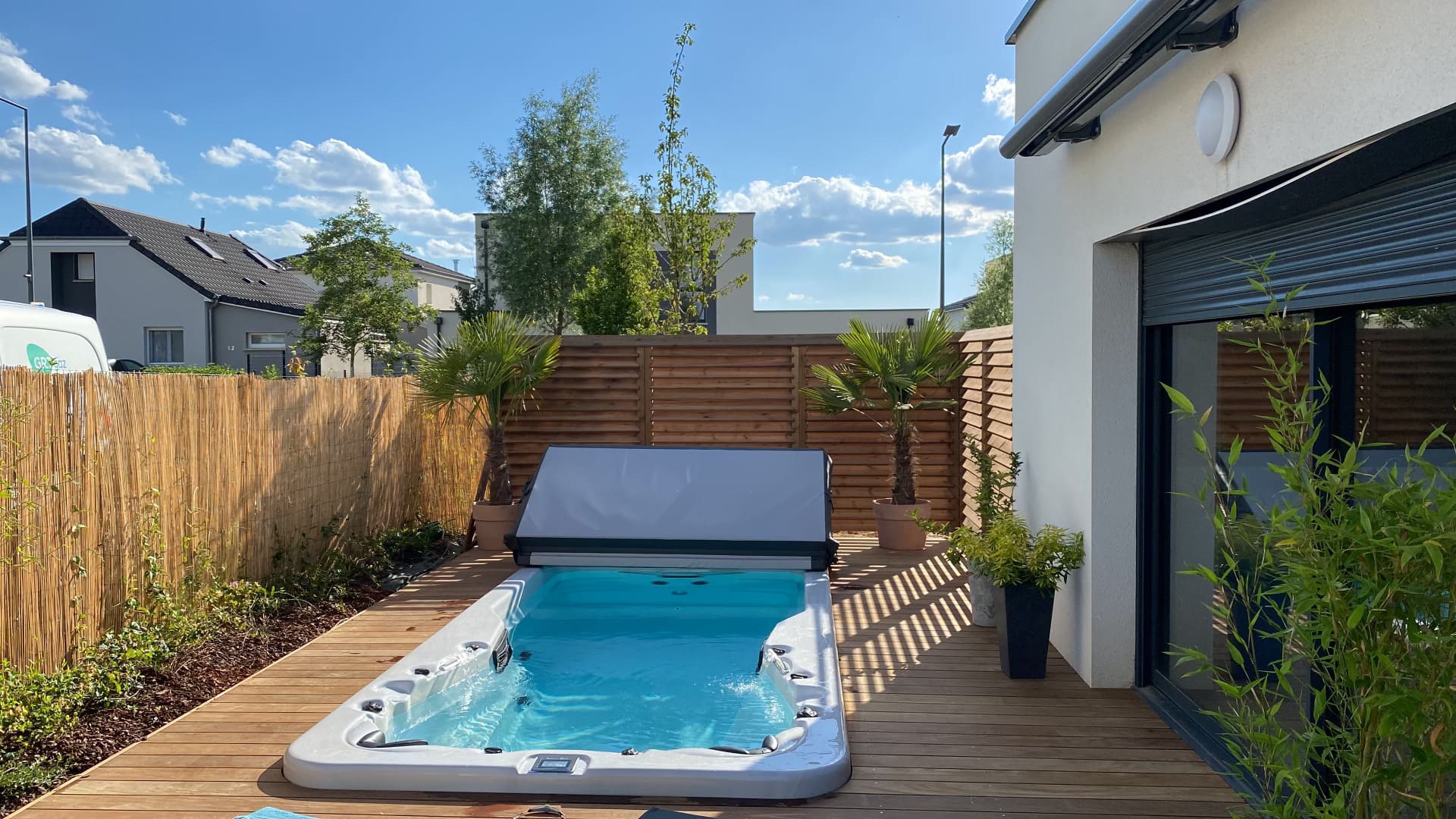 Une petite piscine se trouve dans l'arrière-cour d'une maison.