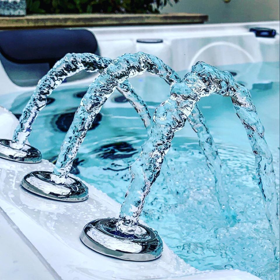 Un gros plan d'un bain à remous avec de l'eau qui en sort.