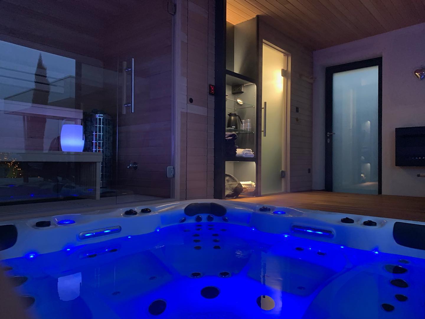 Il y a un jacuzzi au milieu de la pièce.