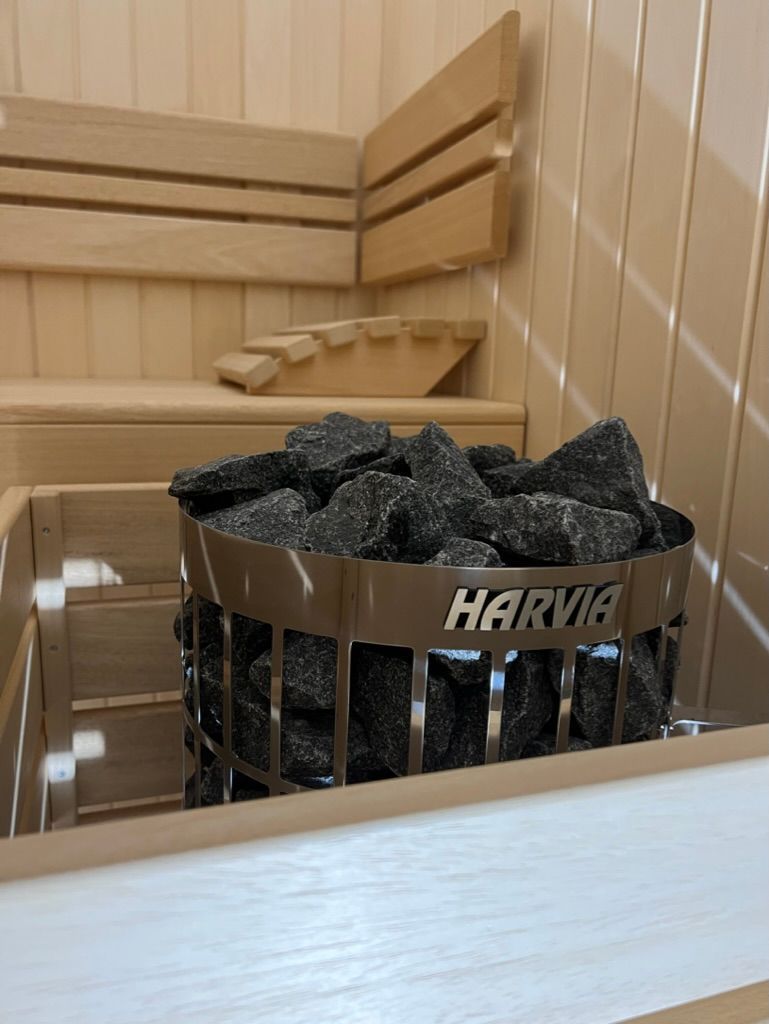 Un poêle Harvia est installé dans un sauna en bois