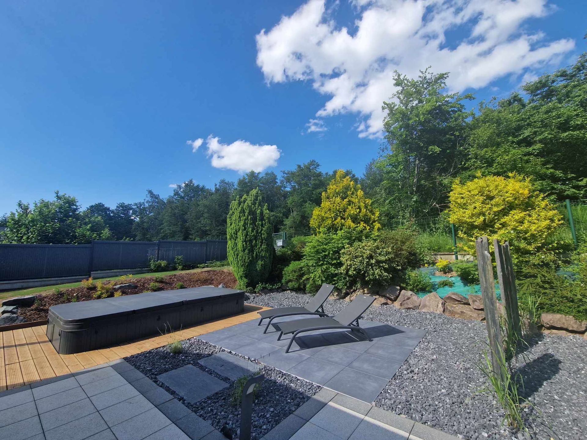 Un patio avec des chaises et un banc par une journée ensoleillée