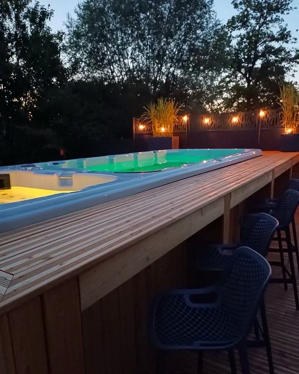 Un bain à remous est posé sur une terrasse en bois