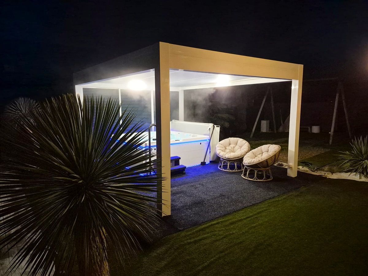 Spa de nuit à l'exterieur sous une pergola