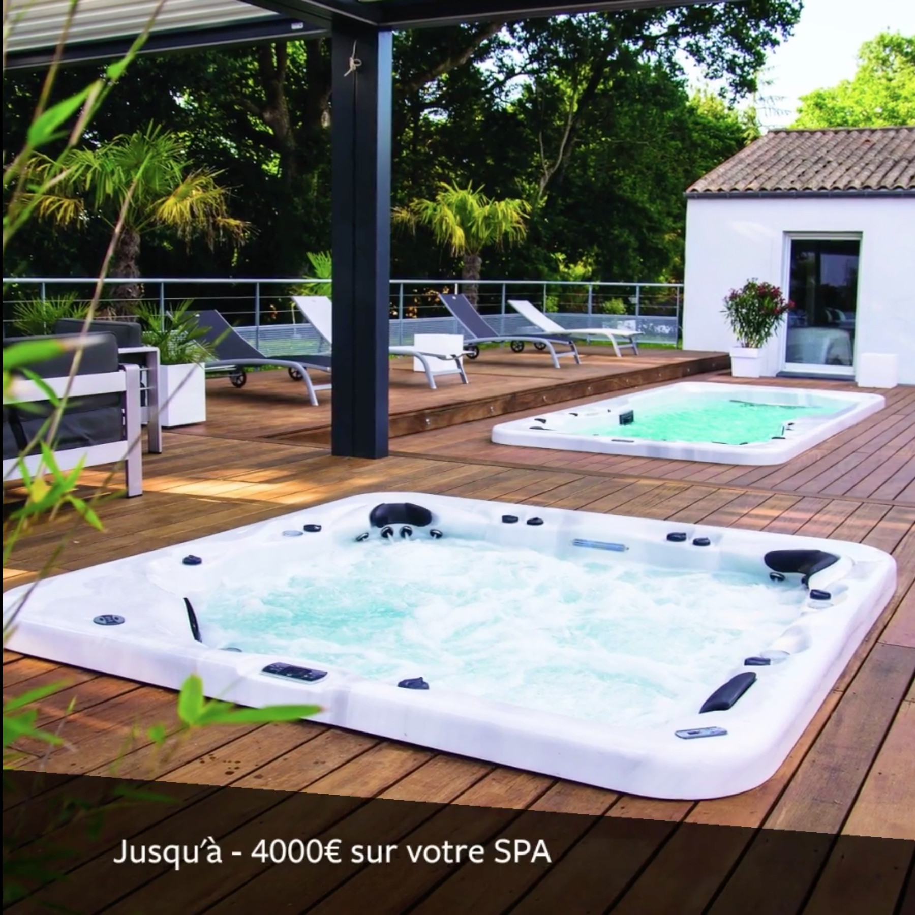 Un jacuzzi blanc est posé sur une terrasse en bois à côté d'une piscine