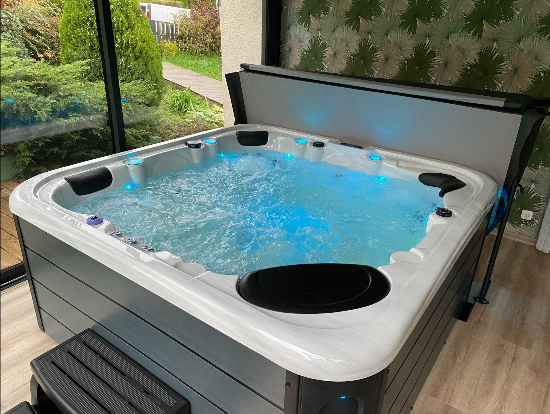Un bain à remous est installé dans une pièce à côté d'une fenêtre.