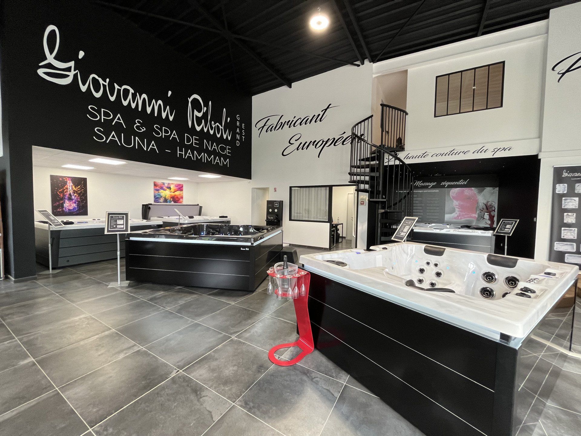 Une salle d'exposition avec un panneau indiquant Giovanni