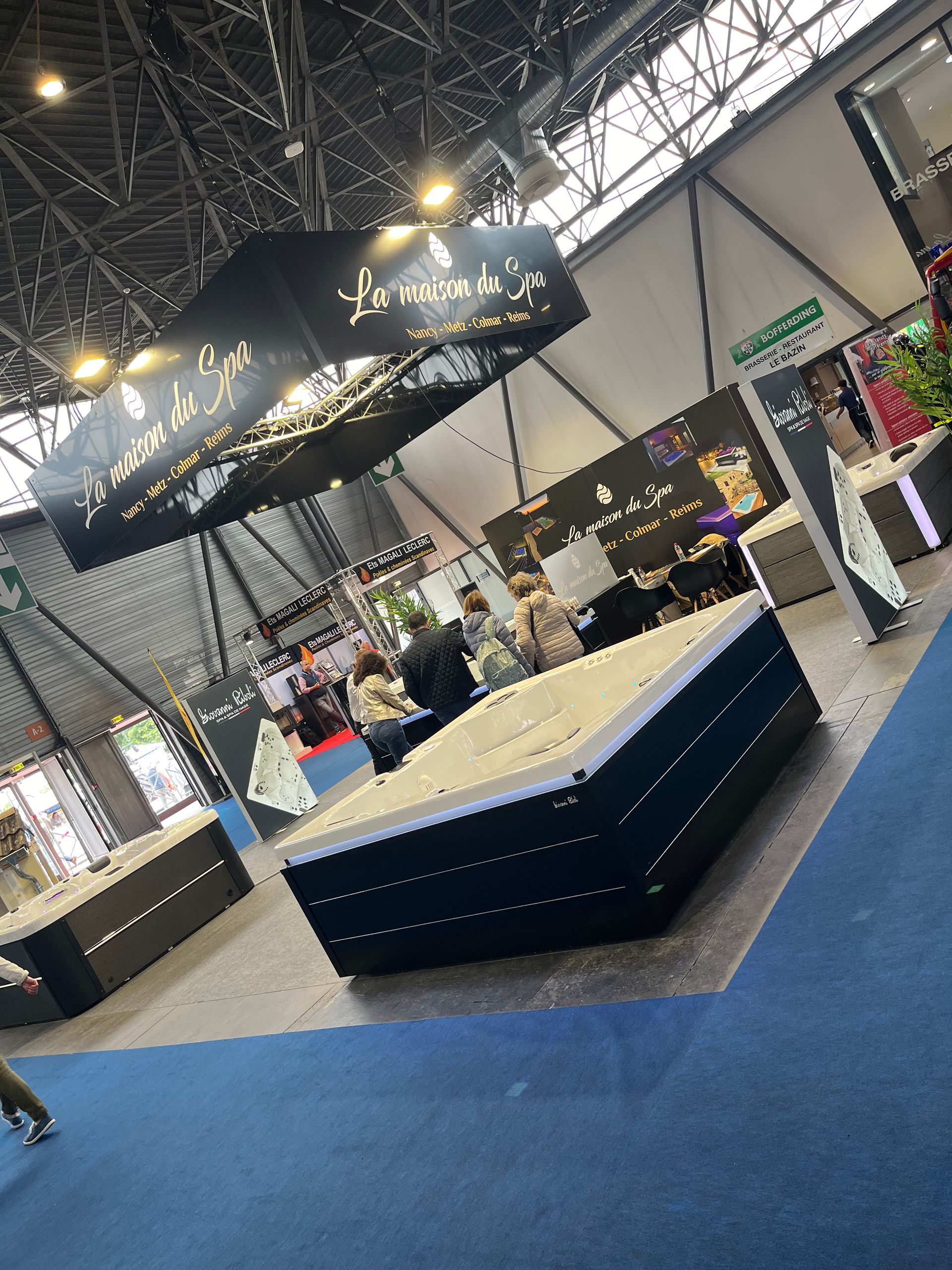 Un groupe de personnes se tient autour d'une table de billard lors d'une convention.