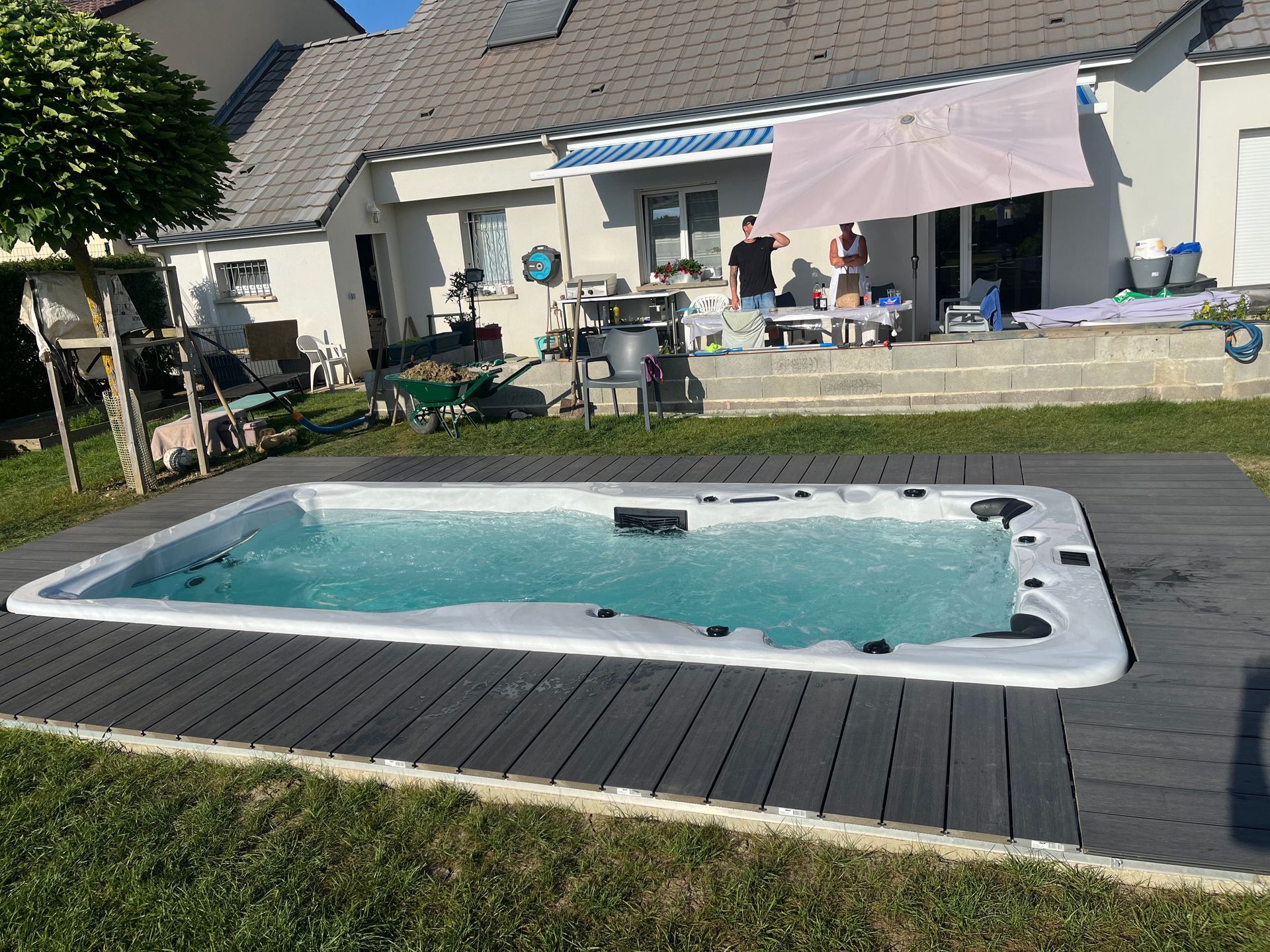Une grande piscine se trouve dans l'arrière-cour d'une maison.
