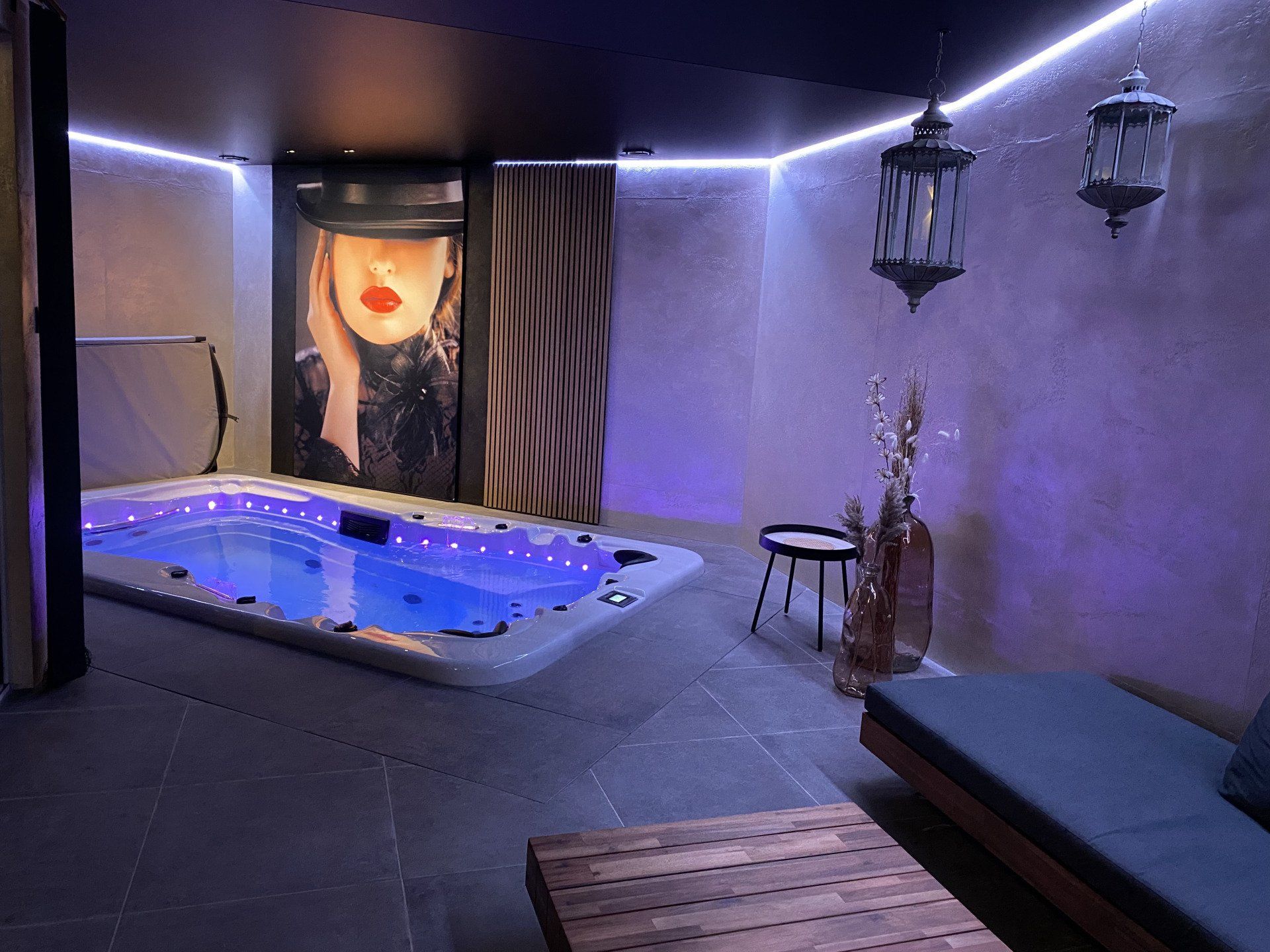 Il y a un jacuzzi au milieu de la pièce.