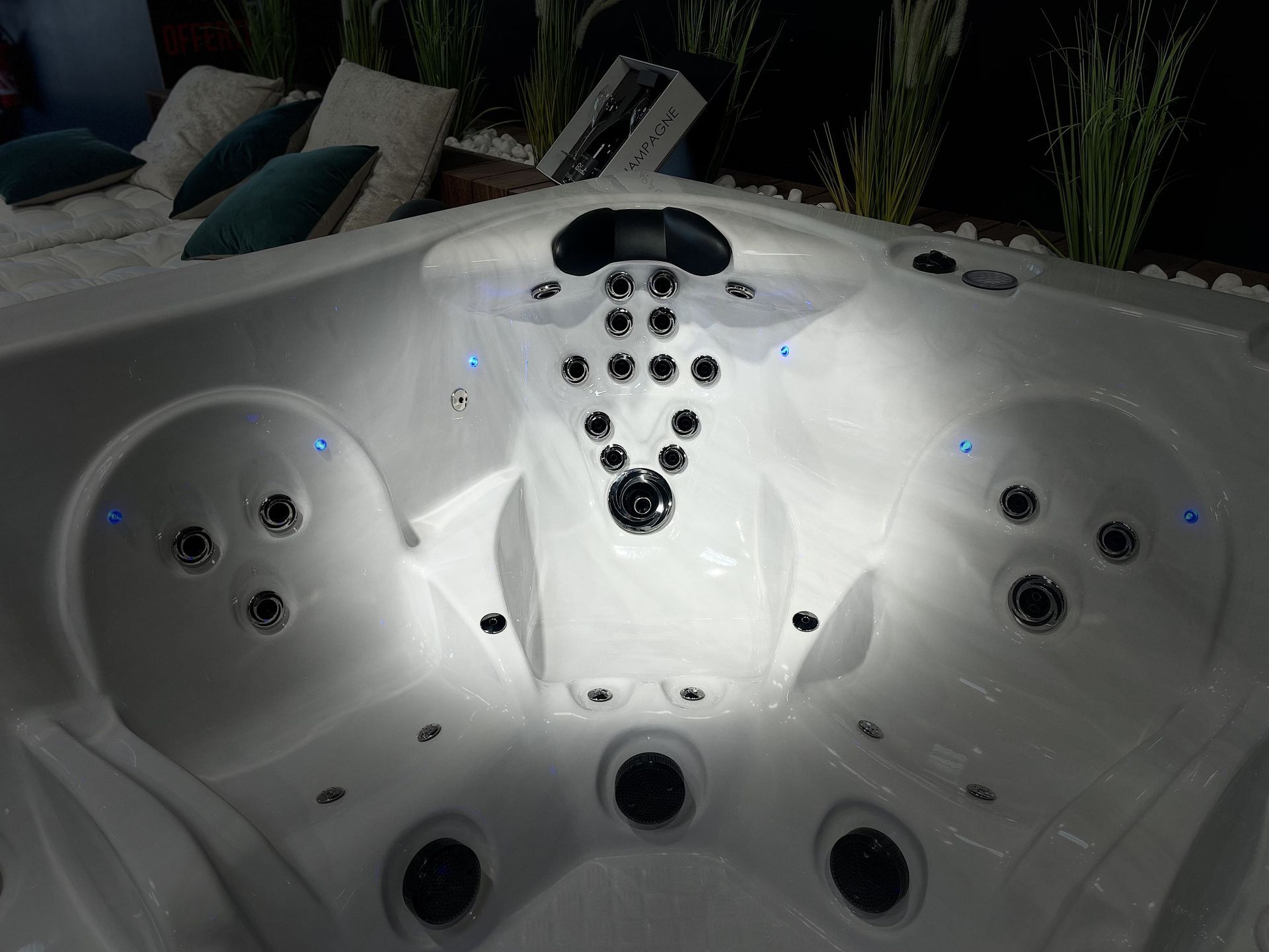 Un jacuzzi blanc avec beaucoup de jets dessus