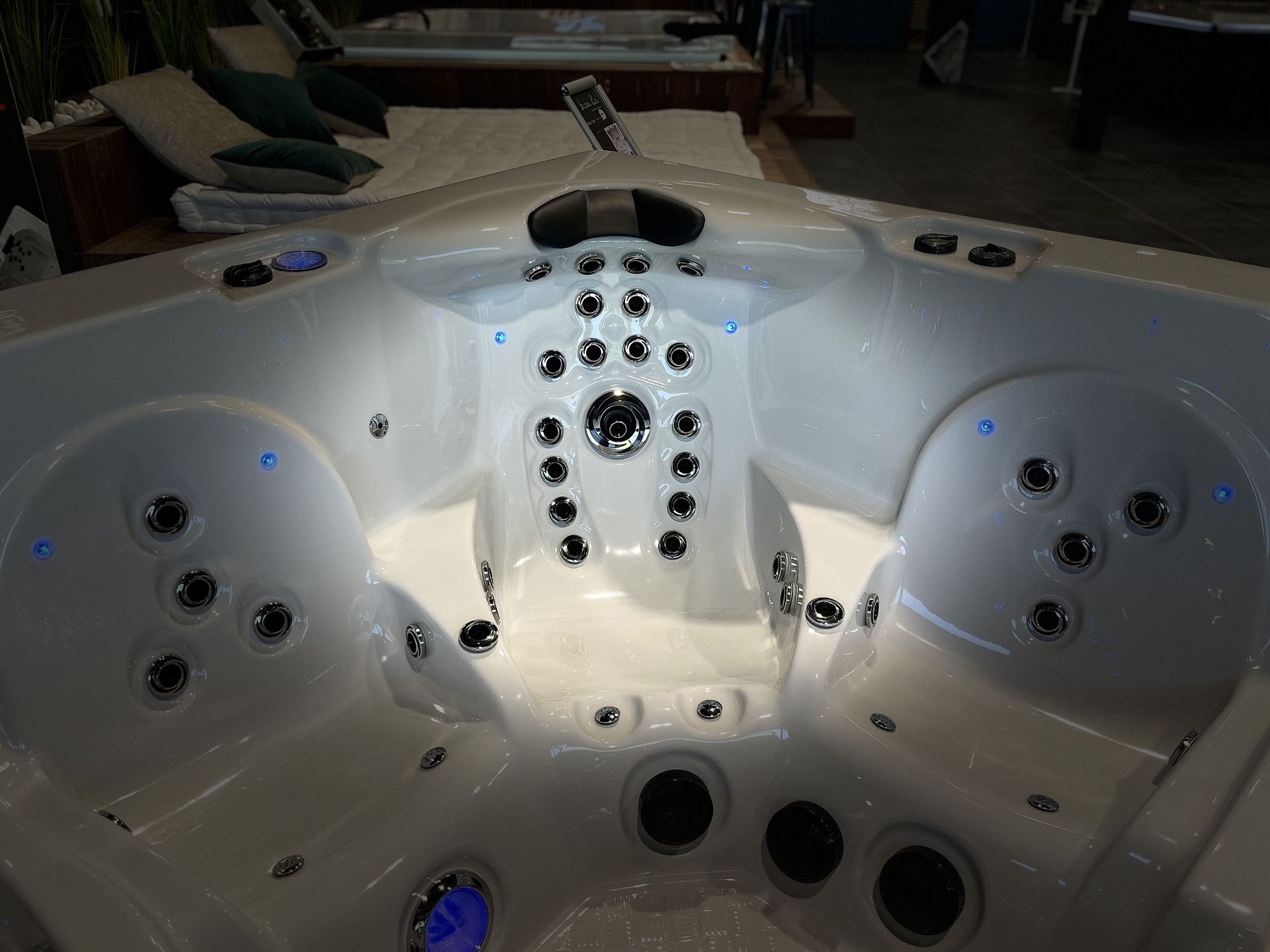 Un grand jacuzzi blanc avec beaucoup de jets dessus