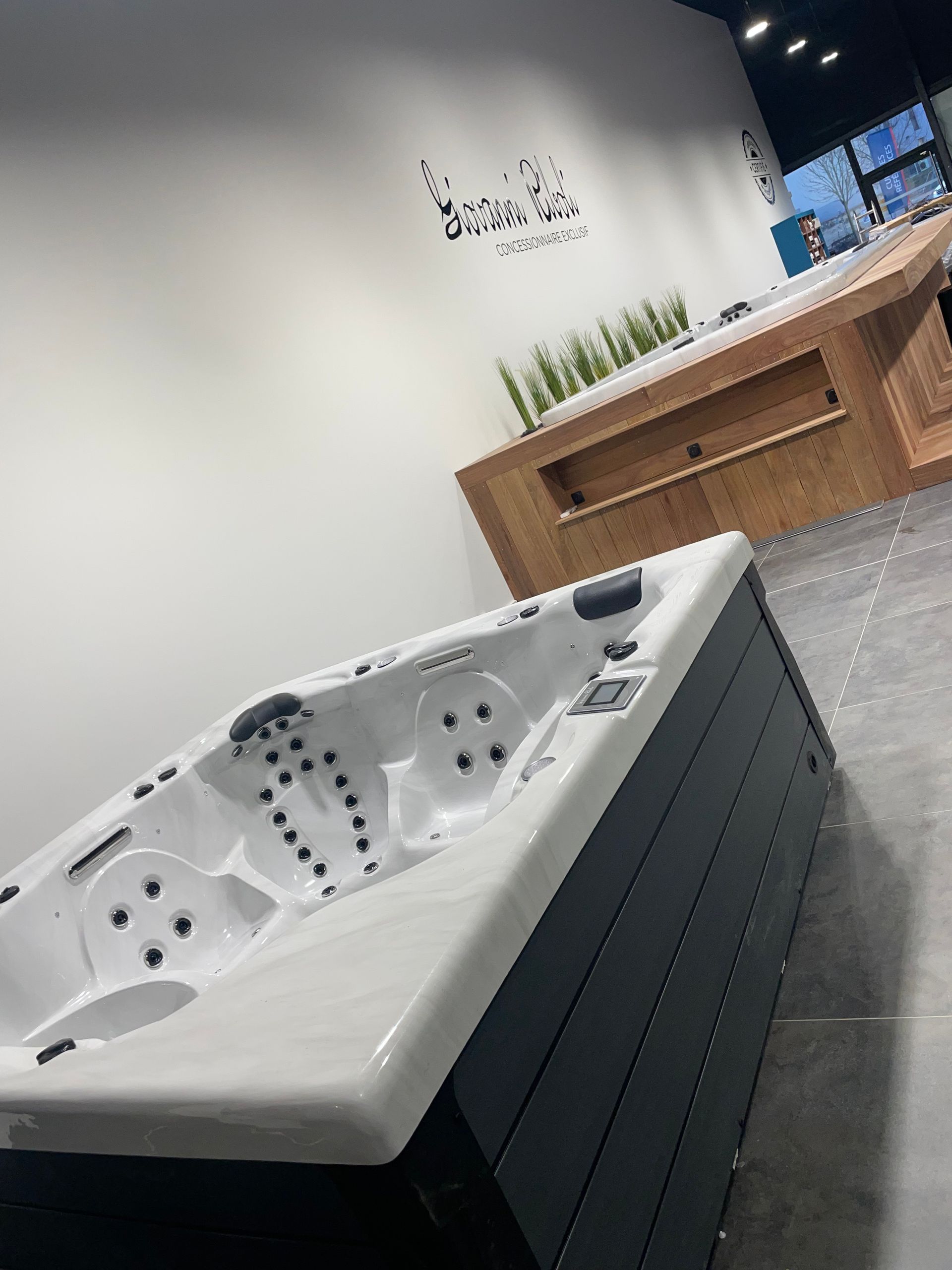 Un grand jacuzzi blanc et noir se trouve dans une pièce.