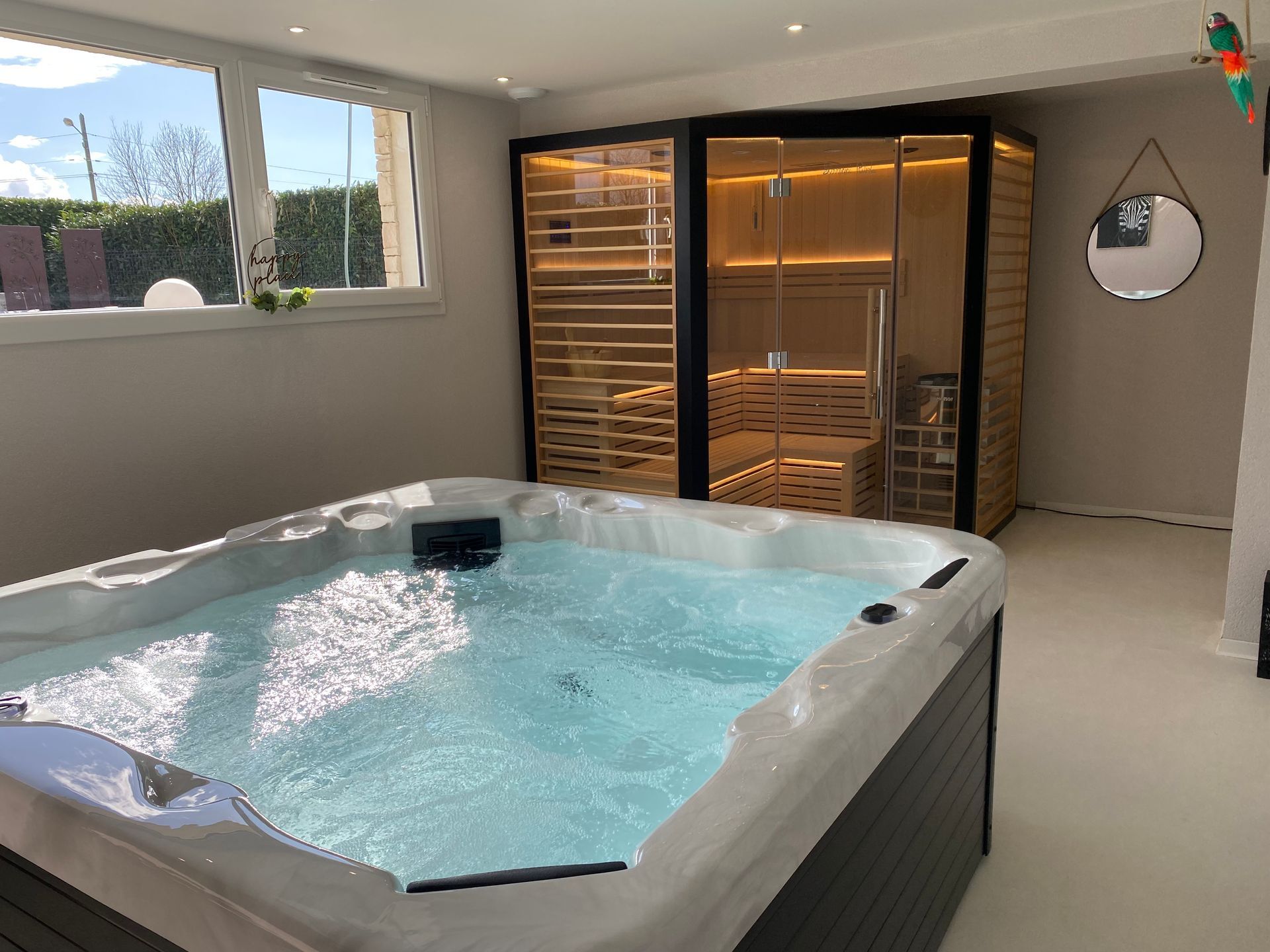 Un bain à remous est installé dans une pièce à côté d'un sauna.