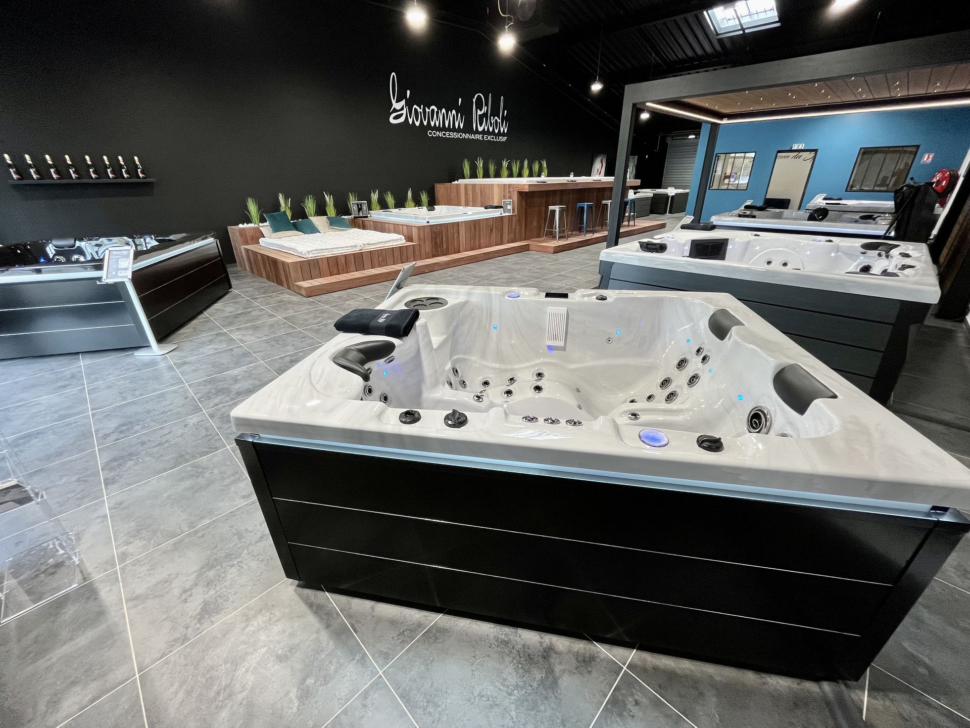 Une grande baignoire jacuzzi se trouve au milieu d'une pièce.