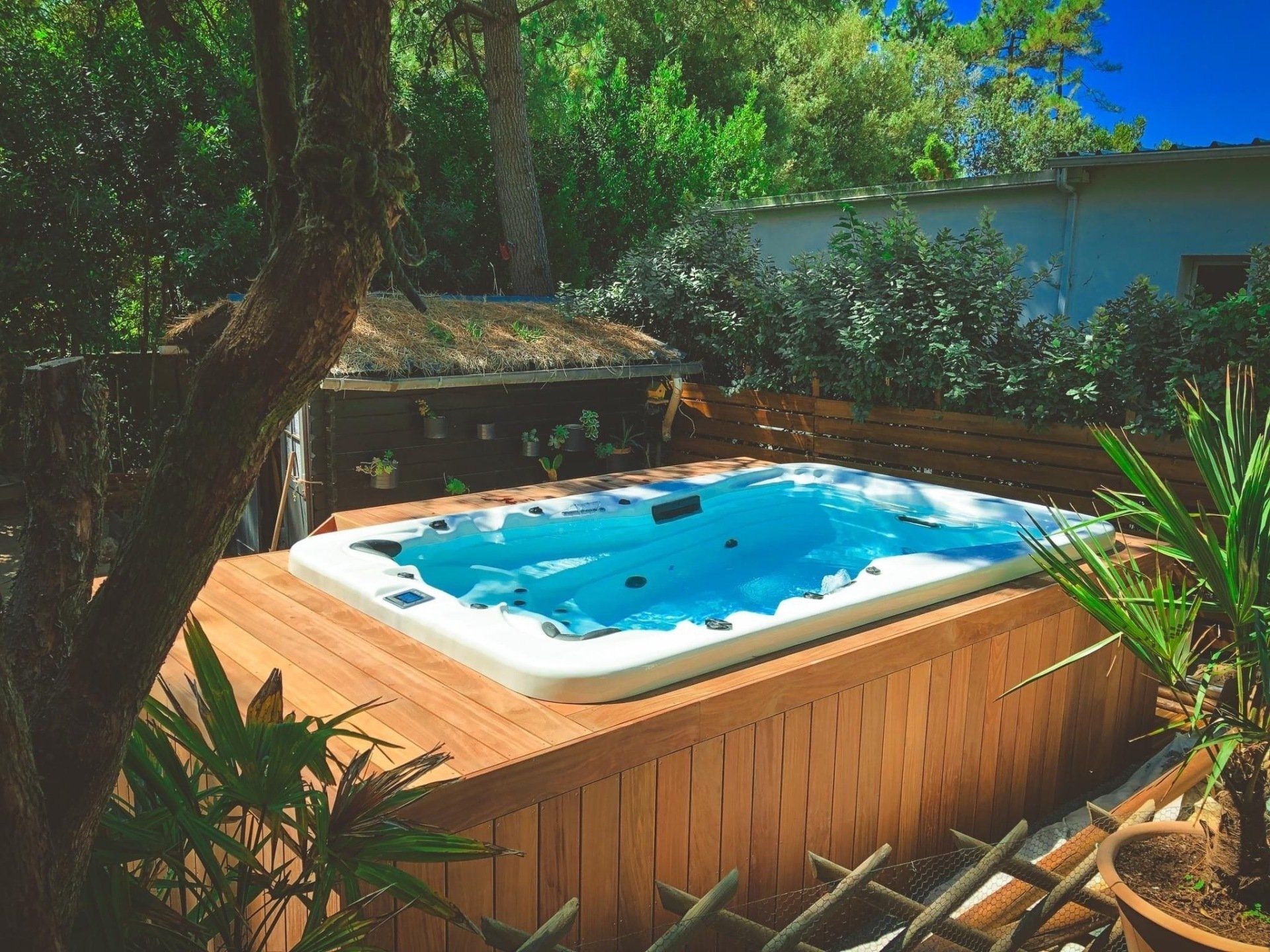 Un bain à remous posé sur une terrasse en bois