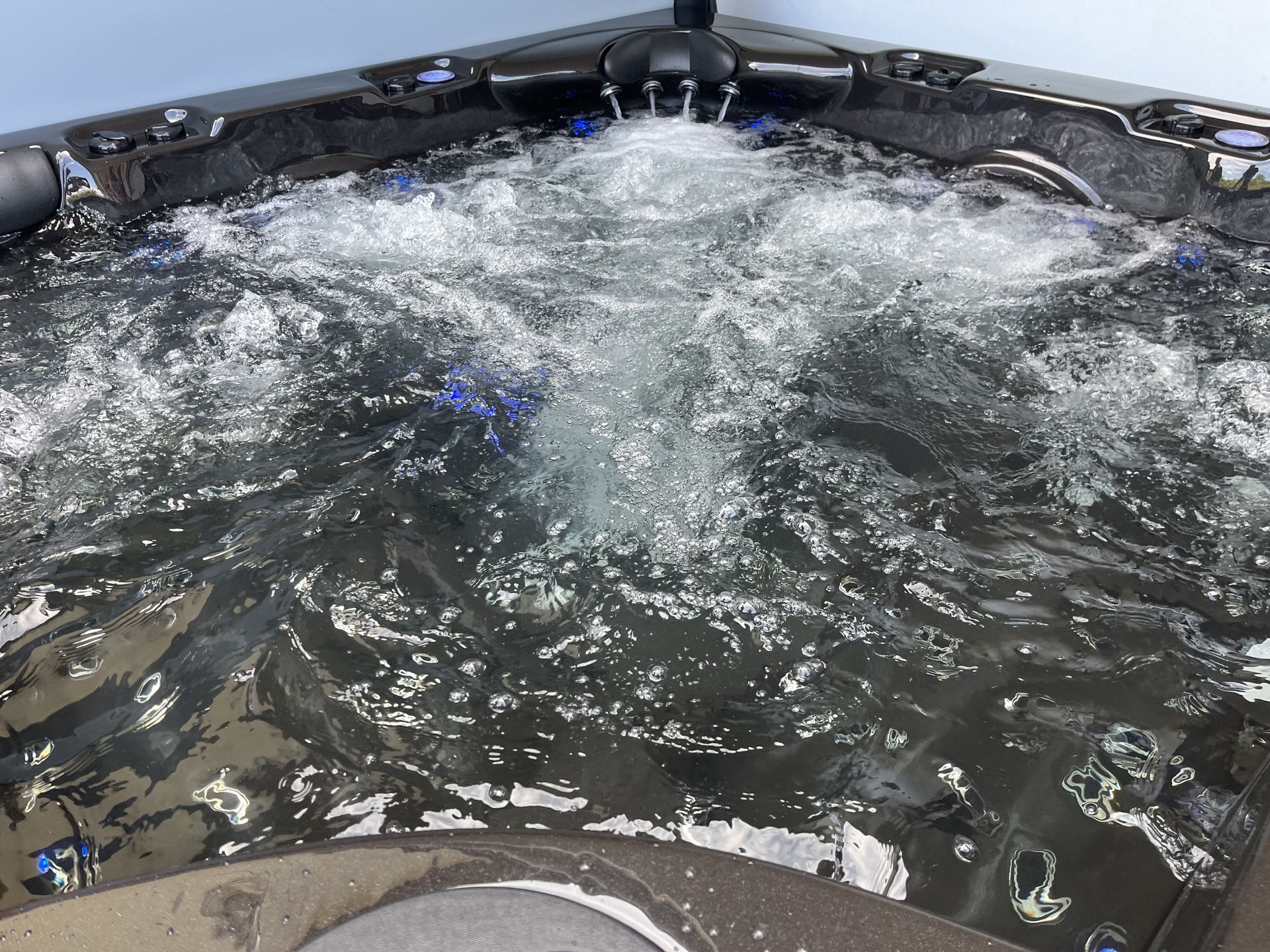 Un bain à remous est rempli d'eau et des bulles en sortent.
