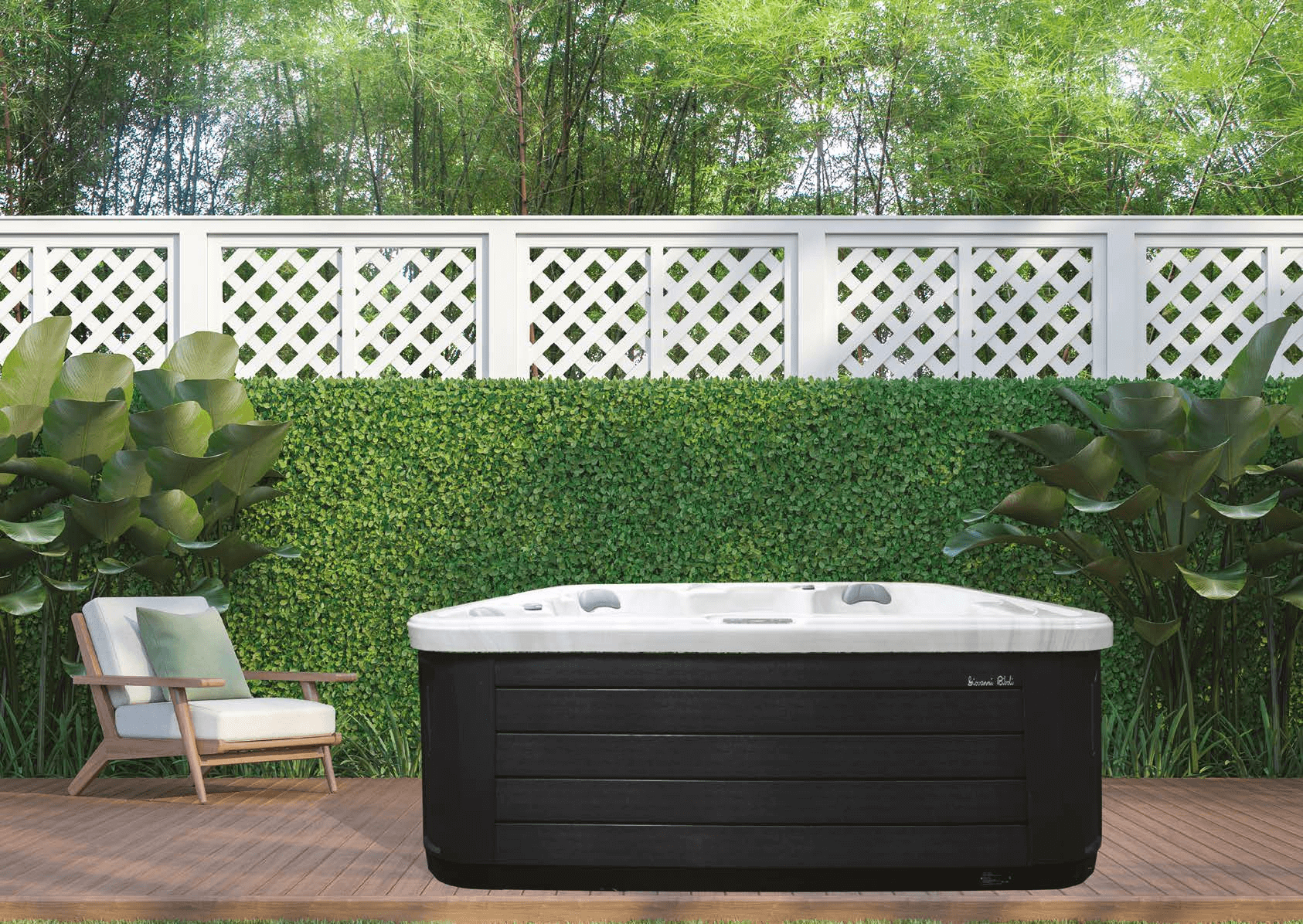 Un bain à remous est posé sur une terrasse en bois à côté d'une chaise.