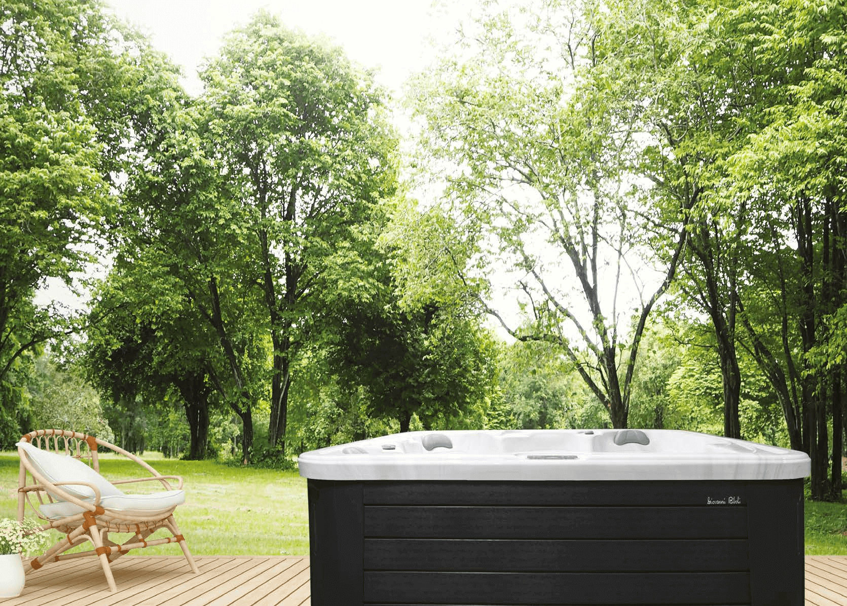 Un bain à remous est installé sur une terrasse en bois dans un parc entouré d'arbres.