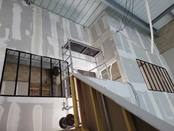 Un échafaudage est utilisé pour construire un escalier dans un bâtiment.