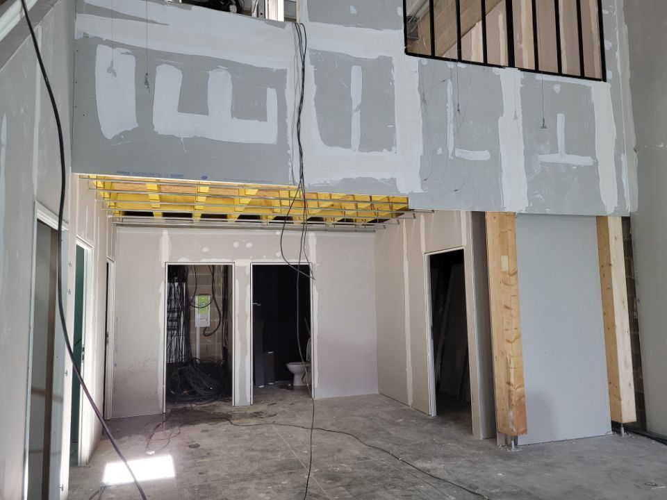 Un immeuble en construction avec un balcon et un escalier.