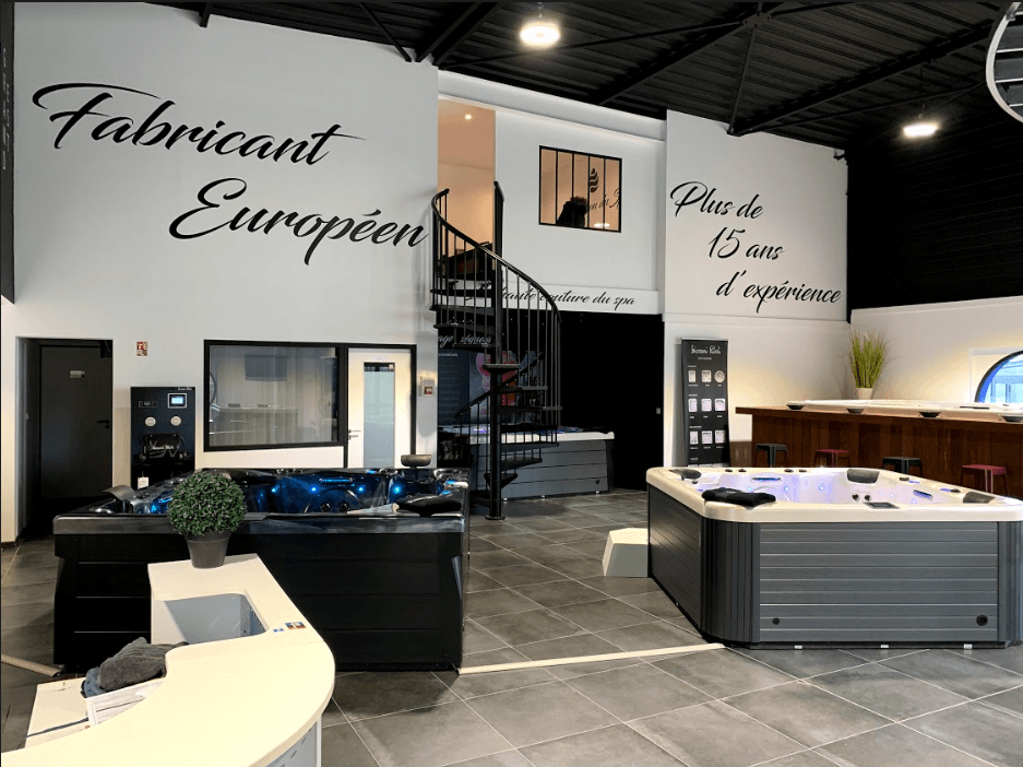 Une grande pièce avec un jacuzzi et un panneau indiquant fabricant européen
