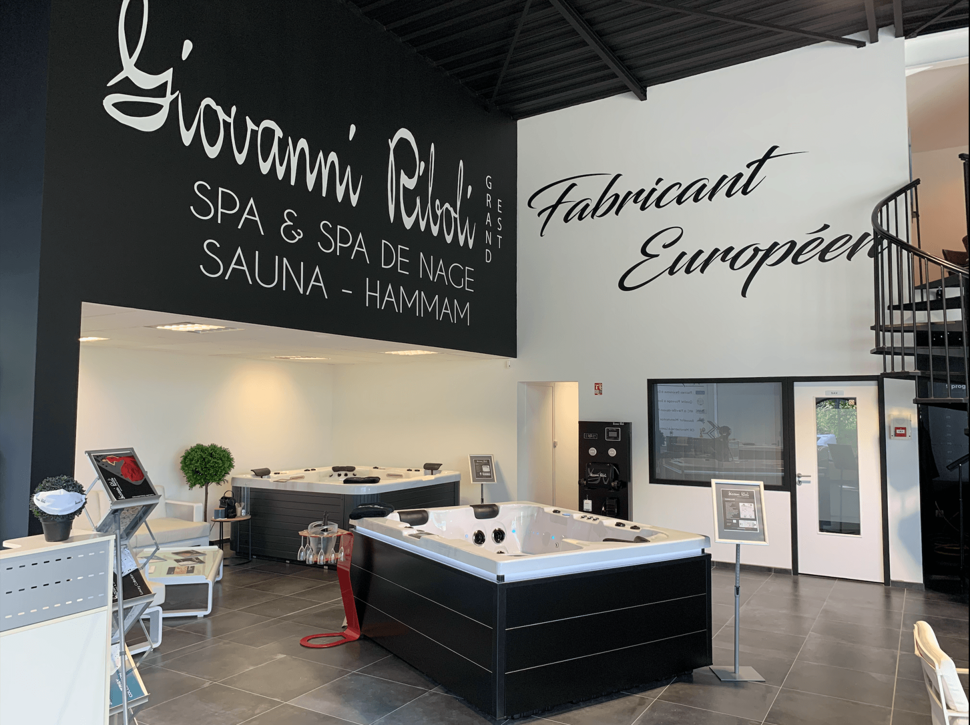 Une salle d'exposition avec une pancarte indiquant Giovanni Chiara