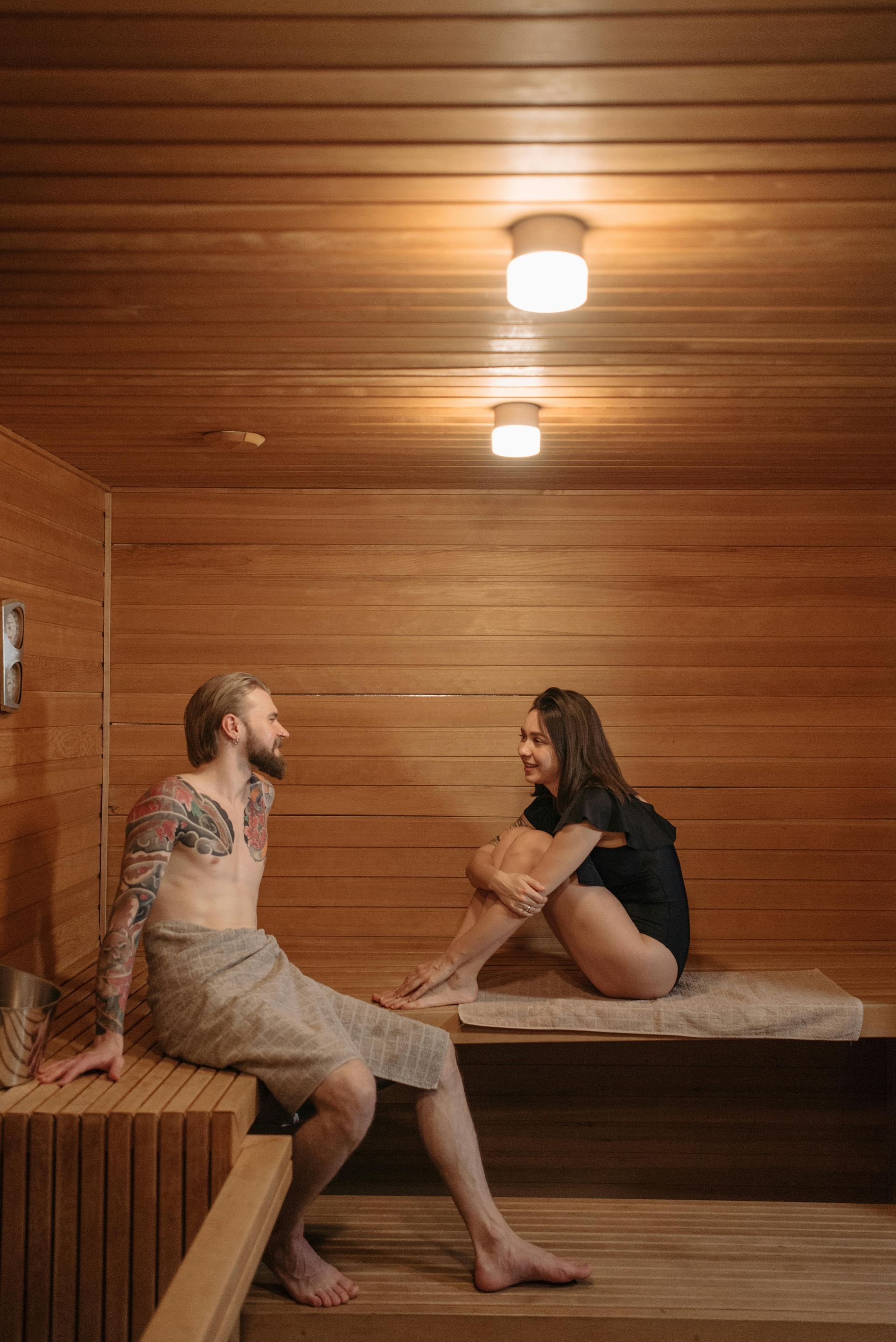Un couple dans un sauna