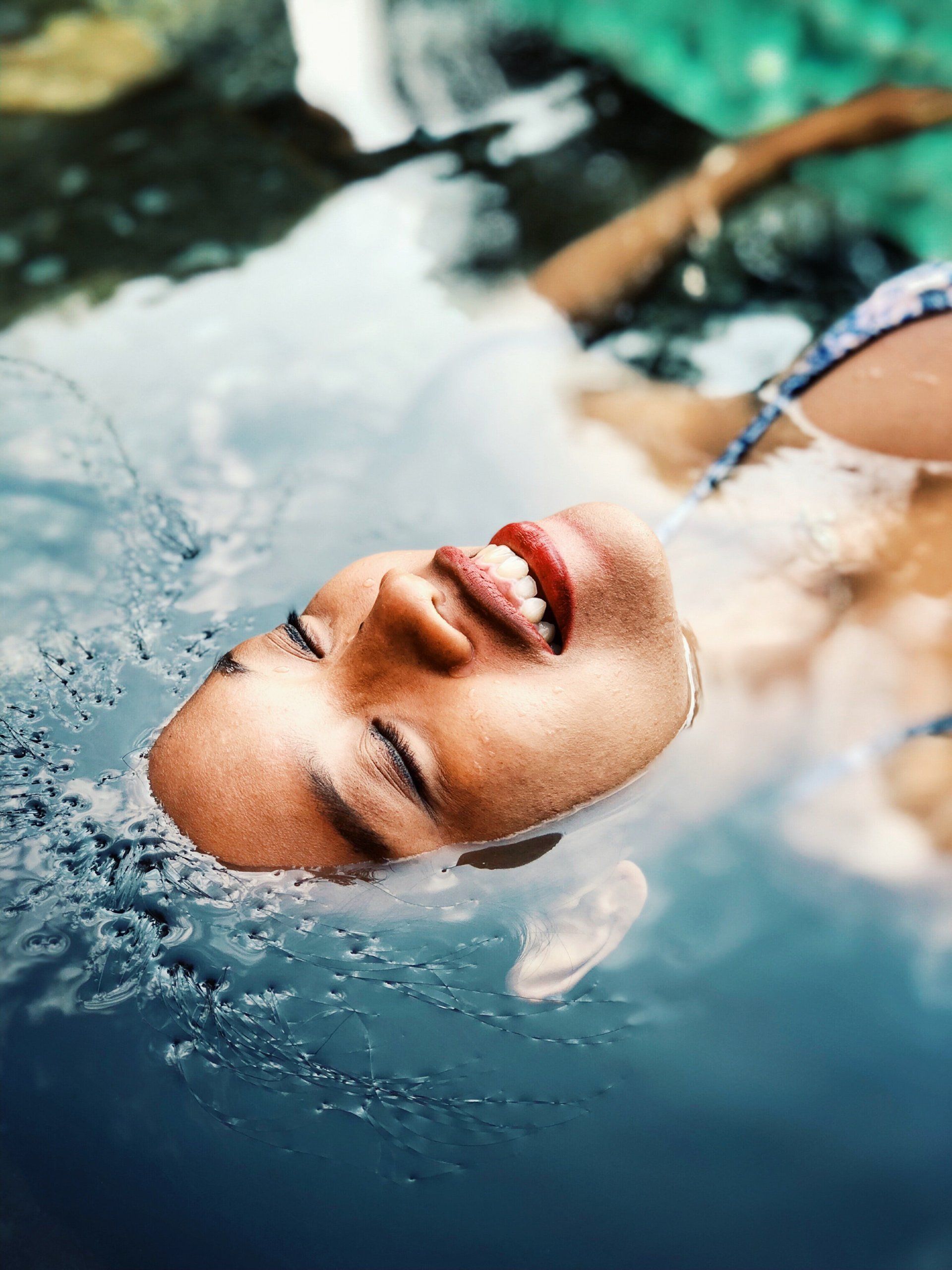 femme dans un spa équipé d'aromathérapie