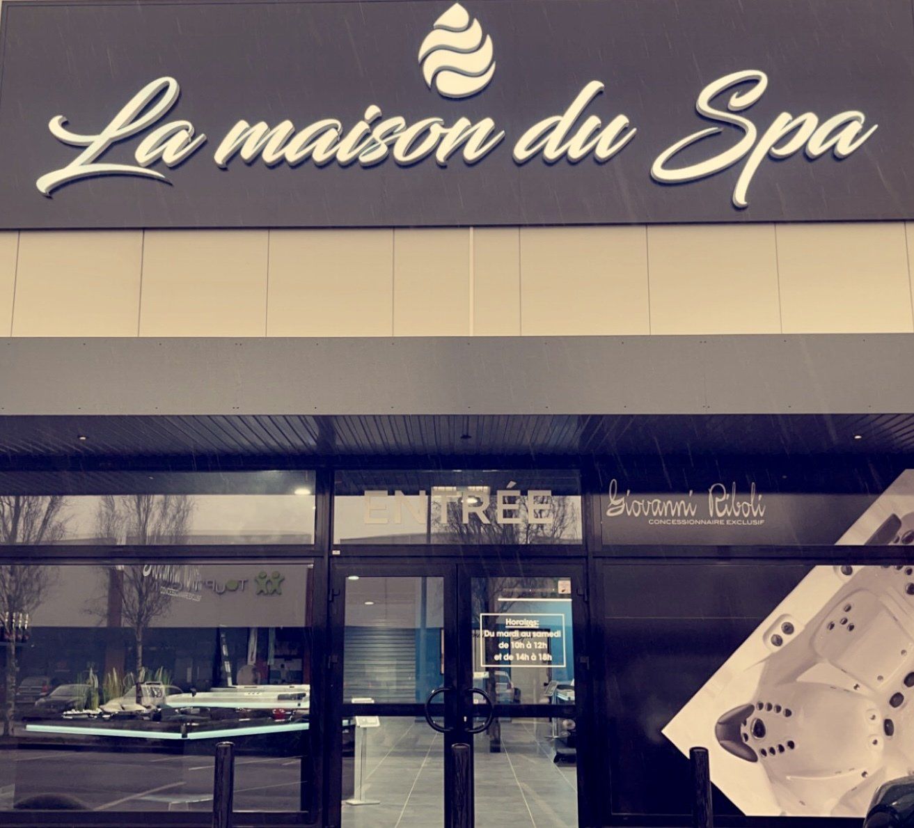 Une devanture de magasin avec une pancarte indiquant la maison du spa