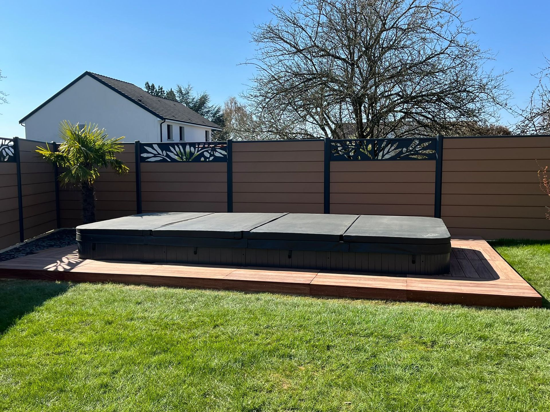 Spa de nage extérieur avec couverture isolante