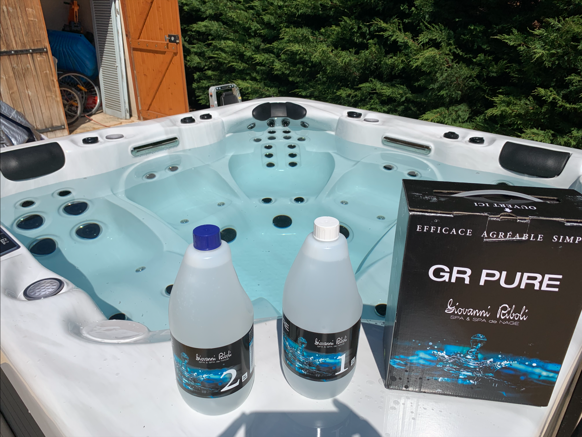 Deux bouteilles d'eau sont posées sur un jacuzzi.