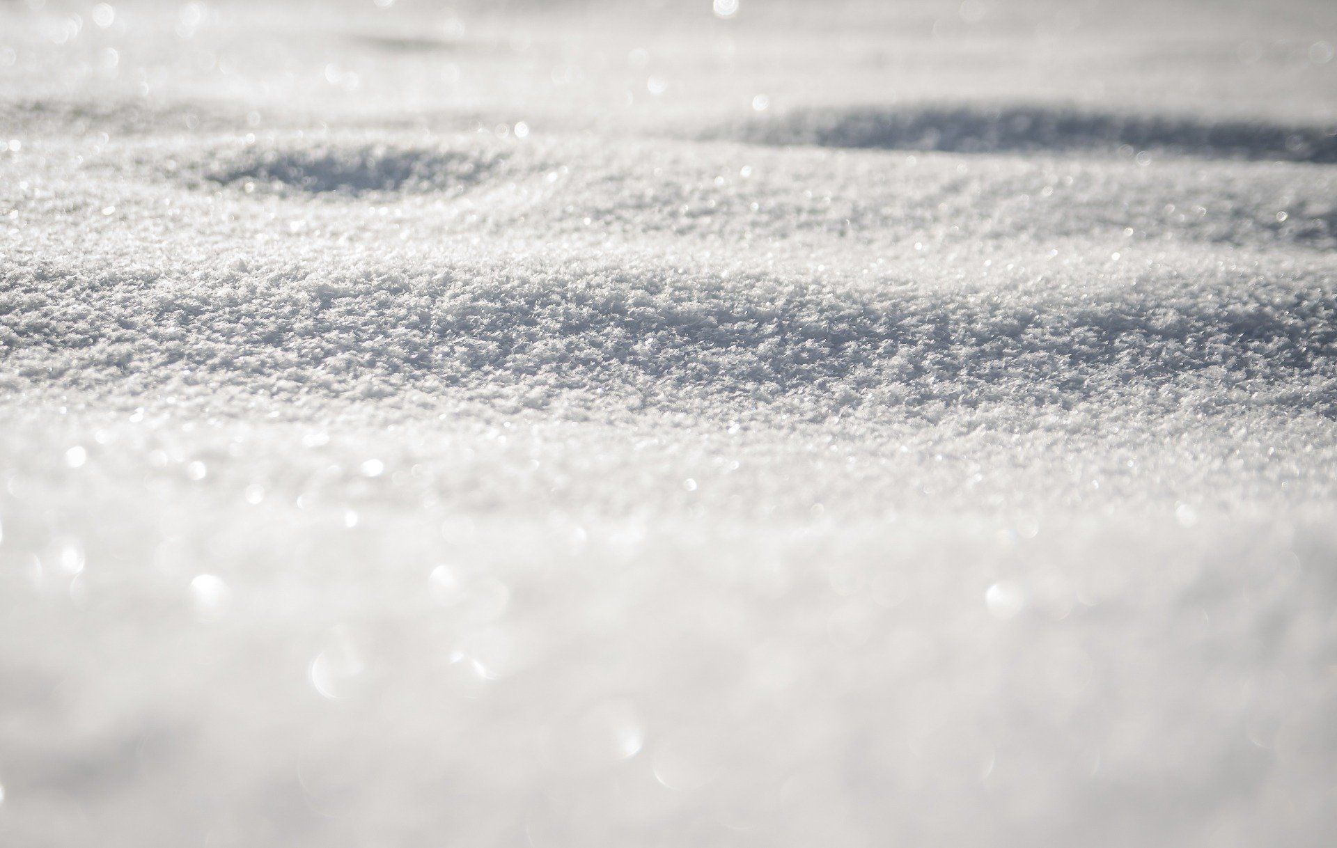 Un gros plan d'un tas de neige par une journée ensoleillée.