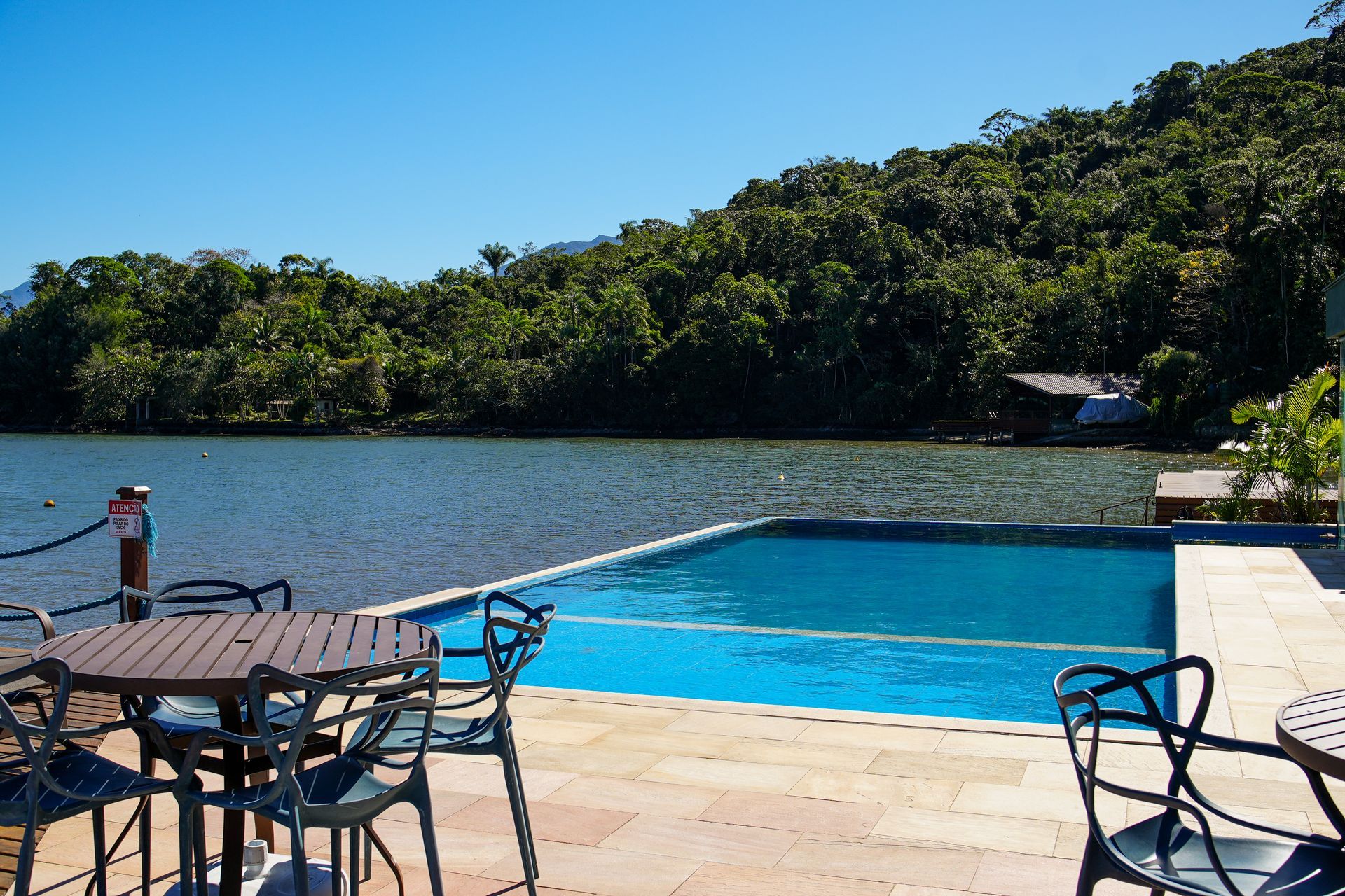 Piscina aquecida de borda infinita