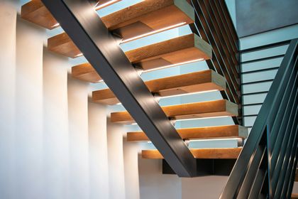 mono stringer on the underside of a floating staircase