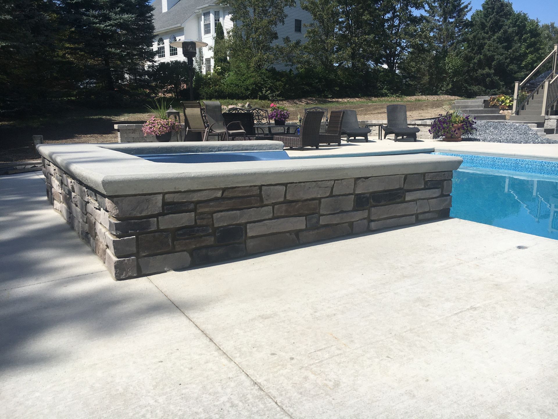 Pool hot tub feature